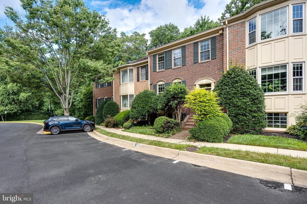 Foto principal - 6867 Williamsburg Pond Ct