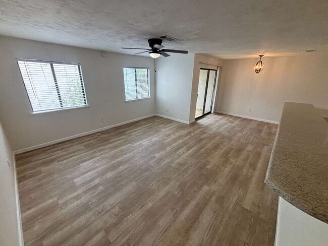 Building Photo - 2 Bedroom 2 1/2 bath in the Lakes Townhome Community! Complete Remodel!