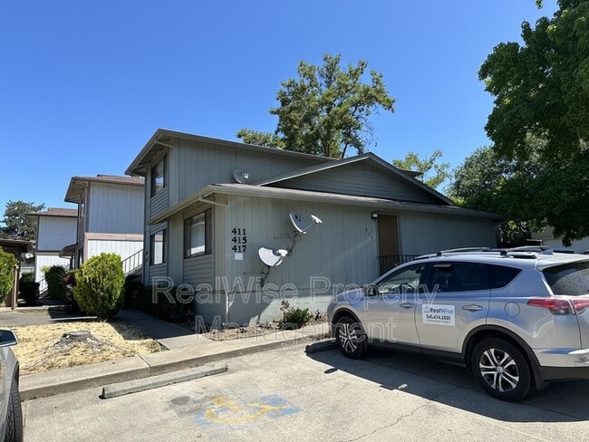 Building Photo - 415 NE Silverwood Pl
