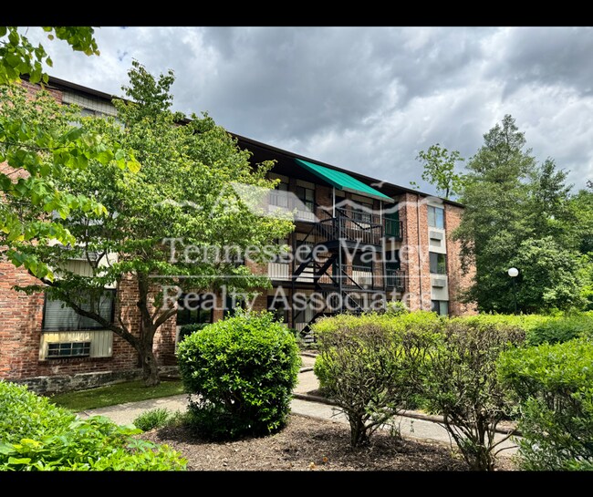 Building Photo - PRICE IMPROVEMENT! UPDATED and REFRESHED C...