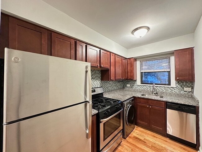 Building Photo - 696 Elm Pl