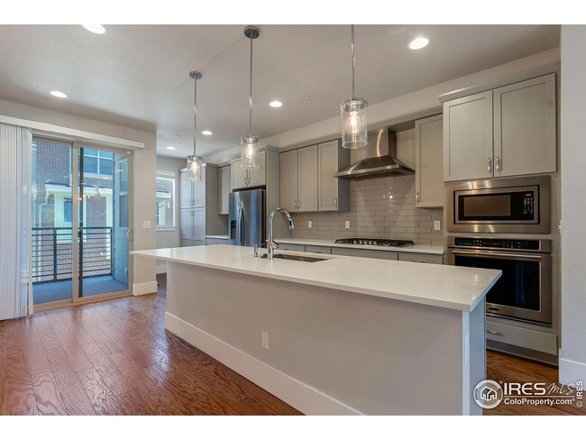 Foto del edificio - Modern Downtown Superior 2BR, 3BA Townhouse with Rooftop Deck & Mountain Views – 15 Mins to Boulder!