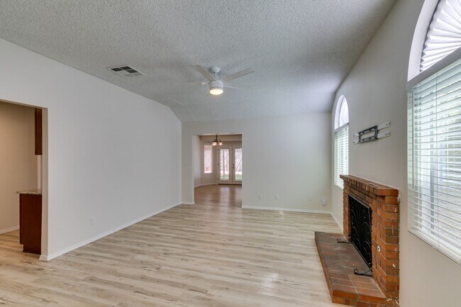 Foto del edificio - EASTERN AND WINDMILL 3 BEDROOM HOME WITH LARGE BACKYARD, NO HOA, AND SOLAR PANELS