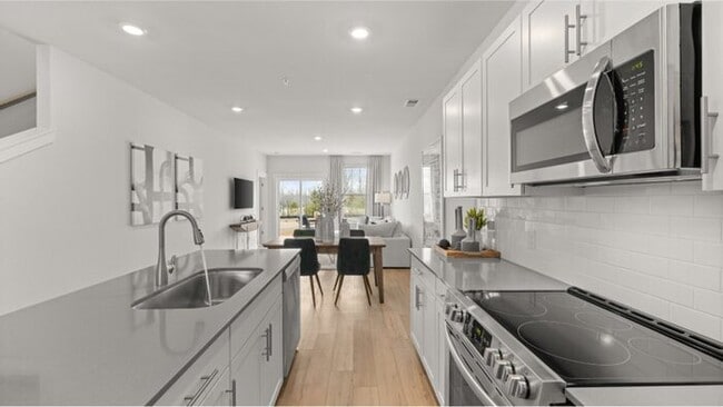 Foto del edificio - This well-maintained 3-bedroom, 3-bath hom...