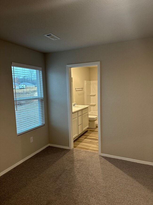 Building Photo - FREE Blackstone Grill — Sign by 5/29! | 3 Bed, 2 Bath Home in Stagecoach Meadows