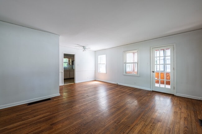 Photo - 1555 Venetian Dr SW (Atlanta, GA) House