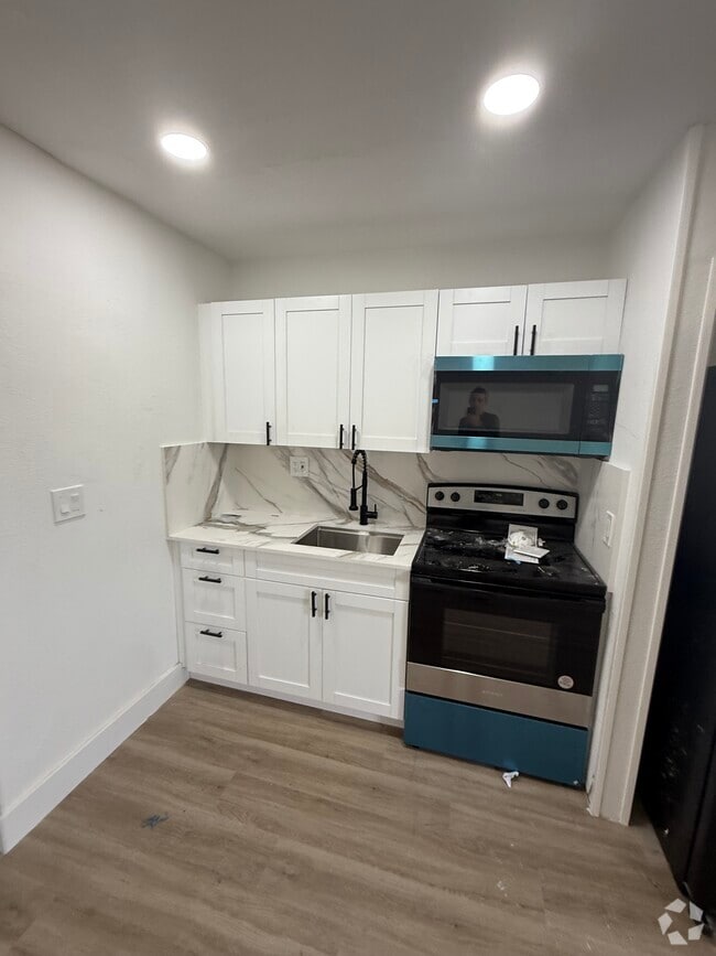 Building Photo - 305 SW 7th Ct