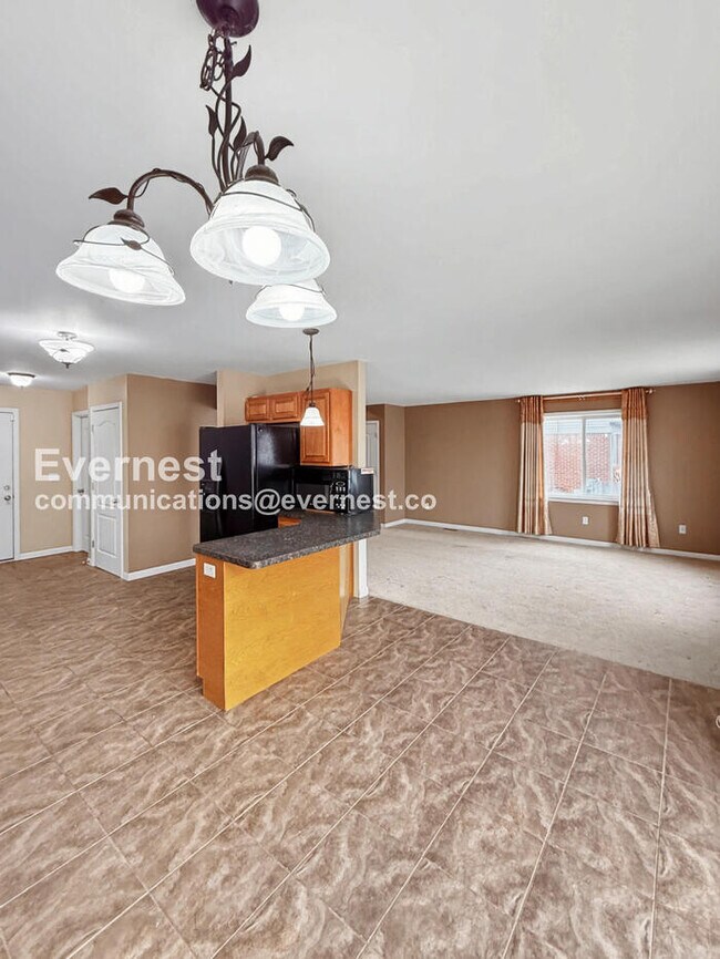 Building Photo - Spacious 3 Bed, 2.5 Bath Home with Fenced Yard and Attached Garage