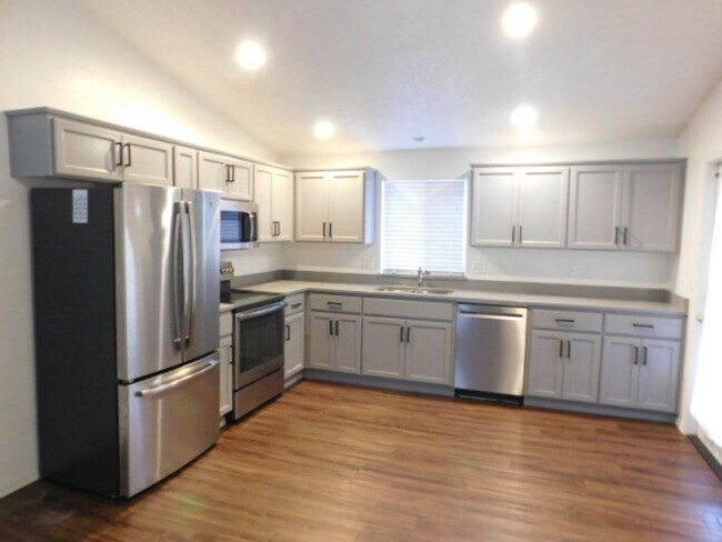 Foto del edificio - 3Bd/2Ba Single Story Home - For viewing beginning 4/27/2026!