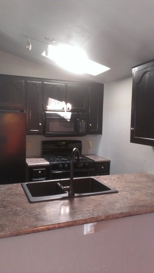 Foto del edificio - 2 bed, 2 bath with over-sized 1 car garage...