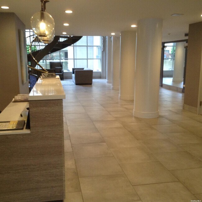 Foto del edificio - 100 Cutter Mill Rd