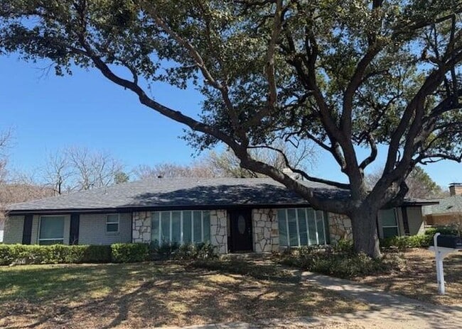 Building Photo - 14922 Hillcrest Avenue