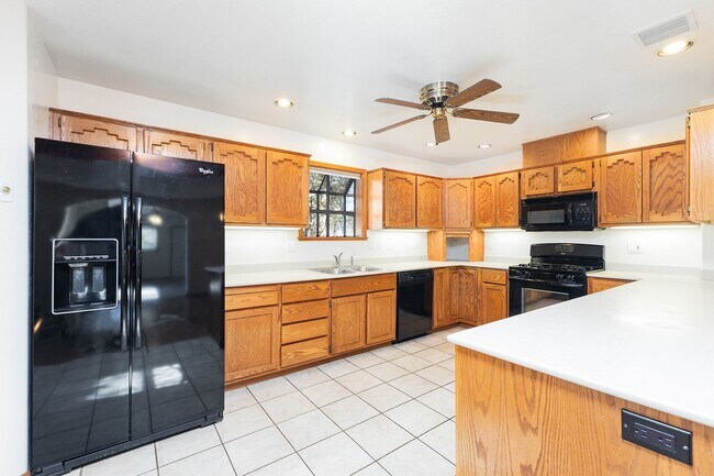 Foto del edificio - 4 Bedroom, 3 Bathroom Home Near Thumb Butte!