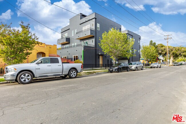Foto del edificio - 4707 Clinton St