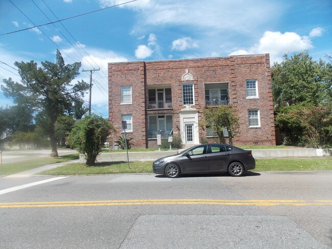 Building Photo - 2359 Oak St