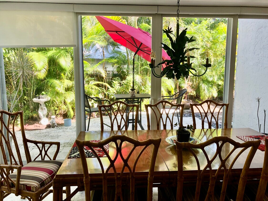 dining area view 0f tropical patio - 4772 West Blvd