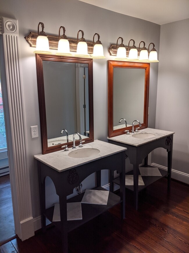 Photo - 766 Arbutus Ave SE House