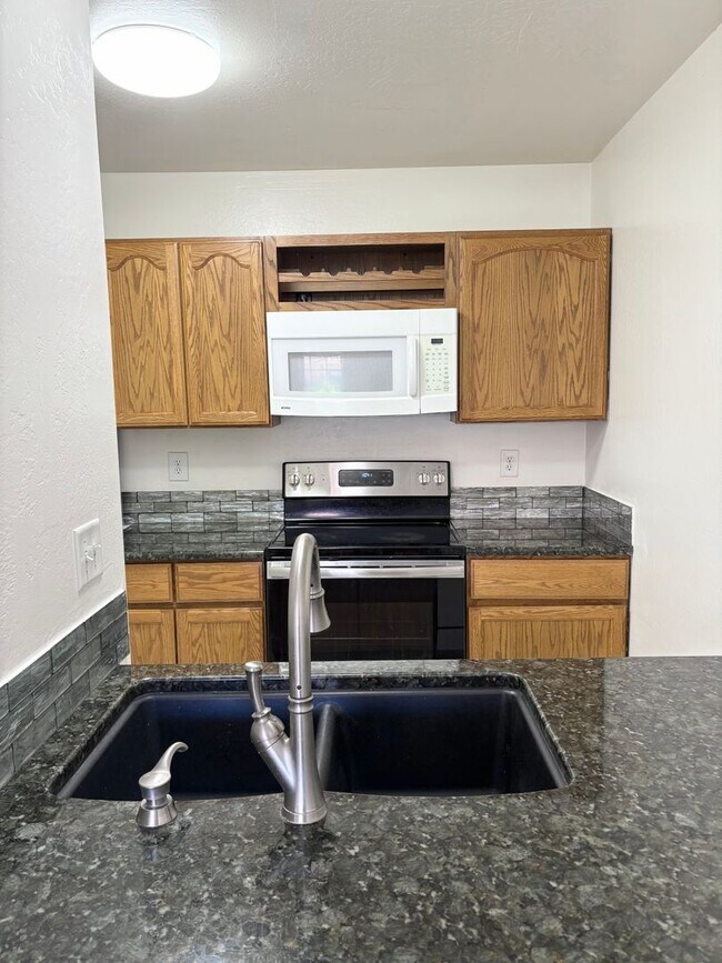 Foto del edificio - **COZY 2 BEDROOM/1 BATHROOM/GARAGE CONDO I...