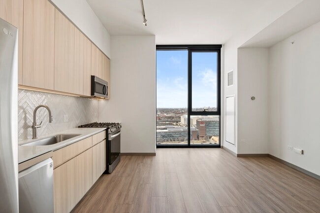 Photo - 507 S Damen Ave (Chicago, IL) Apartment