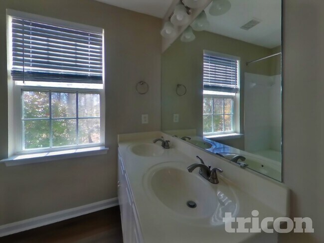 Foto del edificio - 4655 Queens Grove St