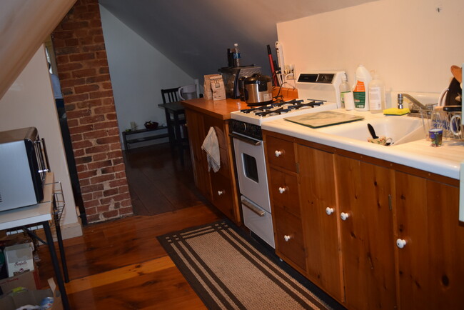 Building Photo - 30 Bardwell St