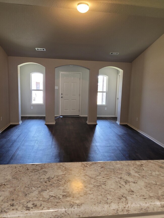 Foto del edificio - 27 Saunder Dr