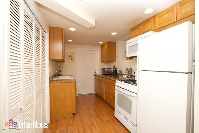 Foto del edificio - 930 W Newport Ave