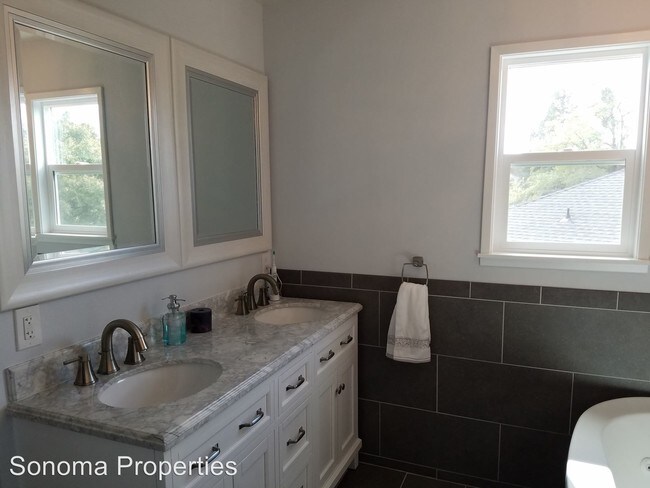 Building Photo - 825 Melrose Ct