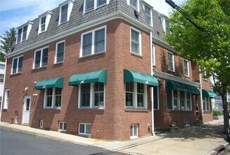 Building Photo - 113 Main St