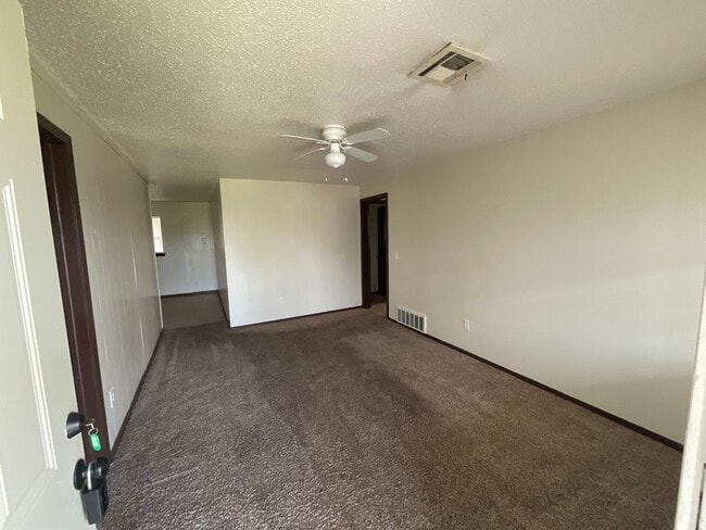 Foto del edificio - Spacious 4 bed, 1.5 bath