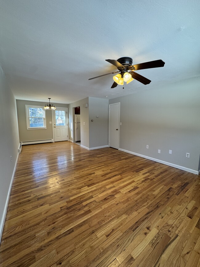 Building Photo - 144 E Main St