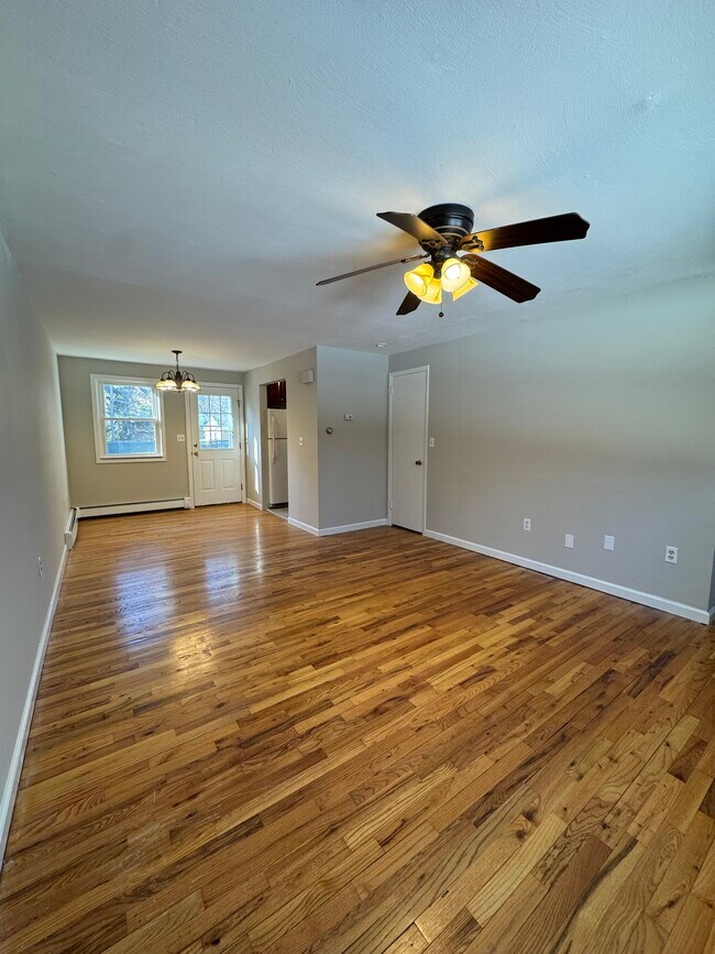 Foto del edificio - 144 E Main St