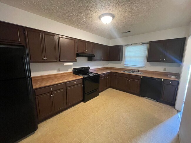 Building Photo - One Level Duplex Apartment