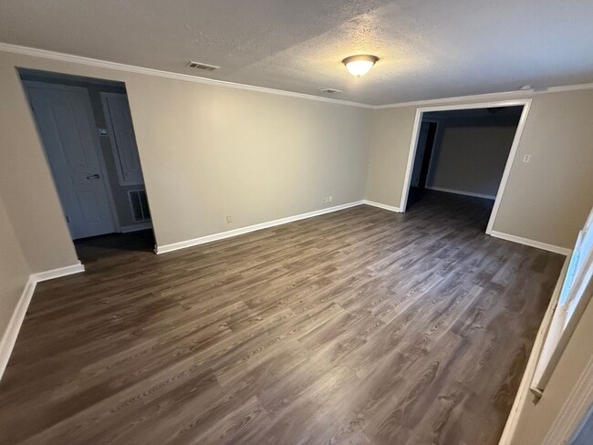 Building Photo - Spacious 3 Bedroom 1  Bath home with Appliance and Washer/Hookup.