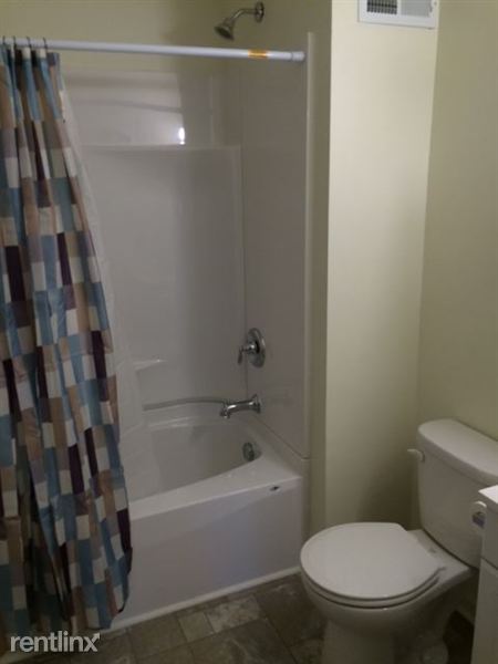 Building Photo - 204 Evergreen Dr