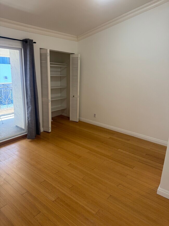Upstairs Bedroom - 1154 S Barrington Ave