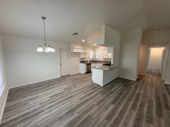 Building Photo - Newly remodeled SE Visalia home Available ...