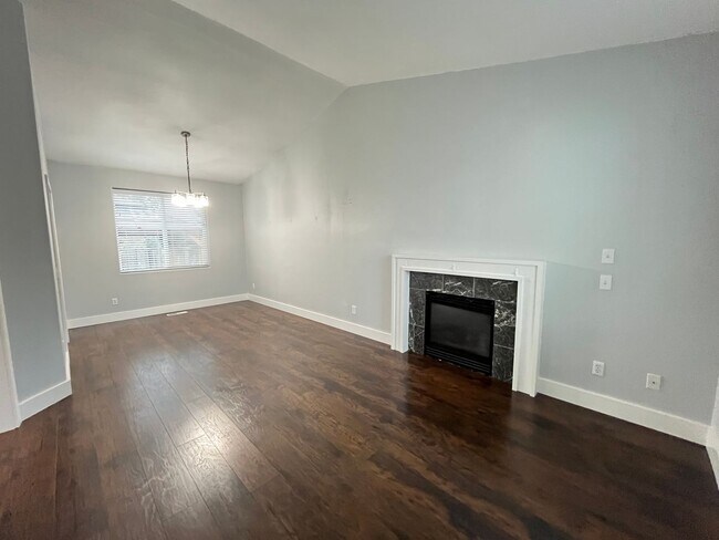 Building Photo - Fabulously Updated 4 Bed + 2.5 Bath Home i...