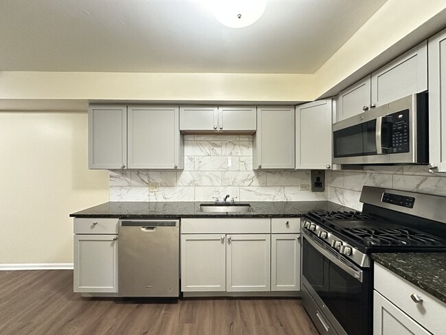 Building Photo - 622 Lincoln Ave