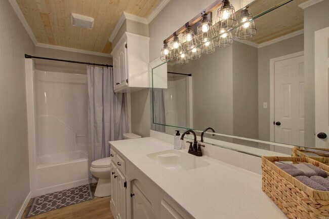 Foto del edificio - 5805 Sidney Dr