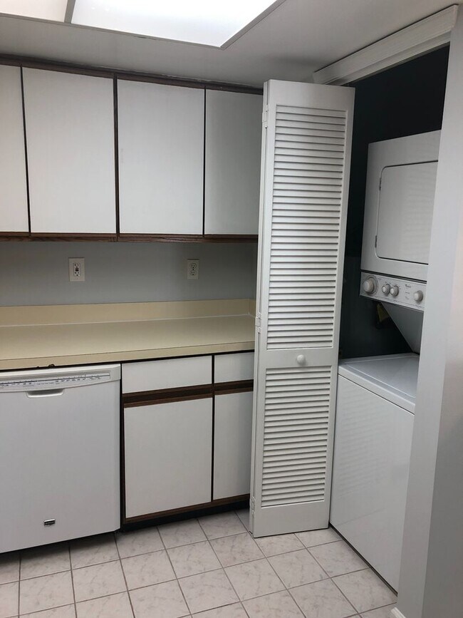 Foto del edificio - Highly desired unit located in Greenbrier ...