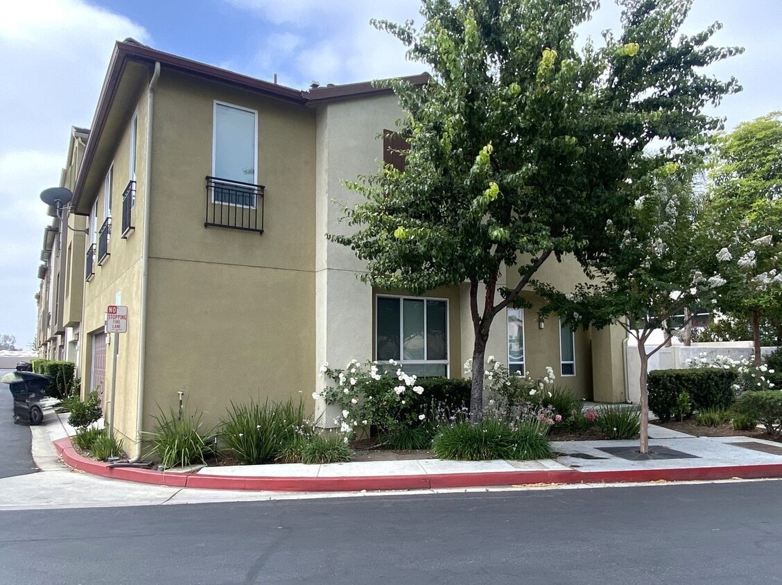 4 Bdrm Parkside Village Gem - 2 weeks fre... - 4 Bdrm Parkside Village Gem -  2 weeks fre...