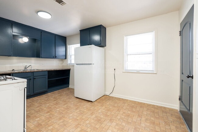 Building Photo - 654 S Eastridge Dr