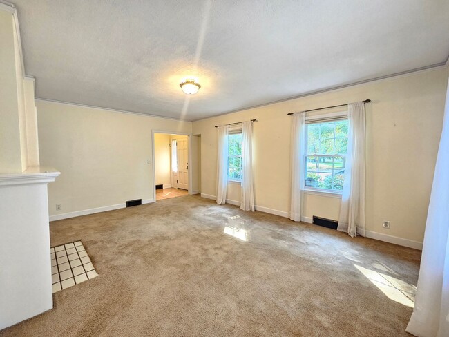 Building Photo - $2,100 - 3 Bed / 2 Bath Charming Home by G...