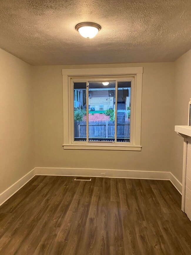 Building Photo - Wonderful 5BD/ 1 1/2 BA Single Family Home...