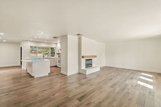 Foto del edificio - Beautiful 3 bed, 2 bath w/ bonus Room, loc...