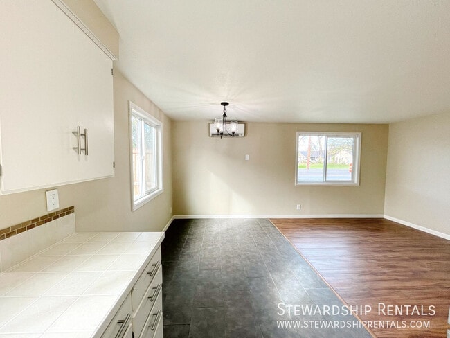 Building Photo - 325½ Schooling St.-