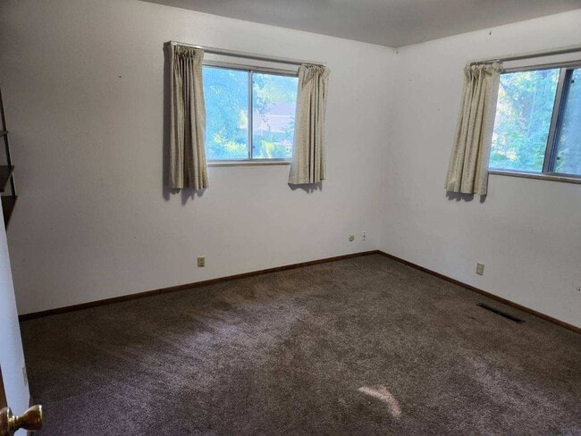 Building Photo - Sapacious 2 Bedroom Logan Apartment for Rent