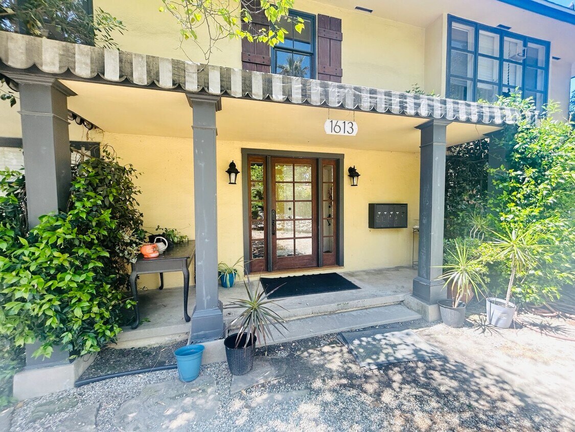 Foto principal - 1613 Raymond Hill Rd