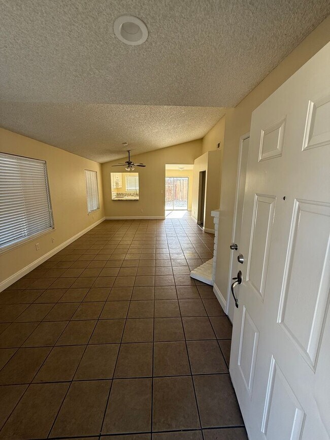 Foto del edificio - Spacious 2-Bedroom, 1-Bathroom Home in Sou...